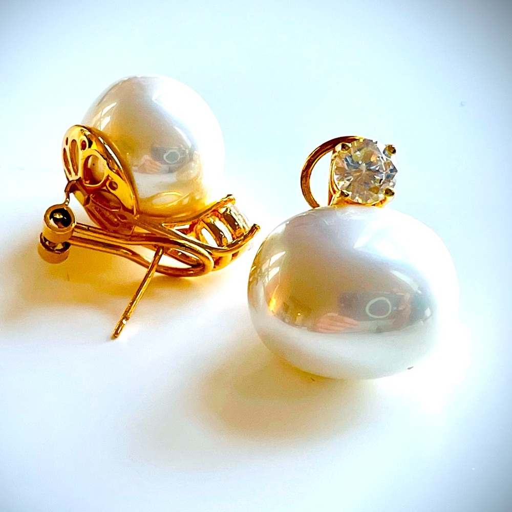 Resin Pearl stud earrings